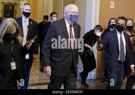 Washington, États-Unis. 25 janvier 2021. Le sénateur Patrick Leahy (D-VT) arrive au Capitole des États-Unis le lundi 25 janvier 2021 à Washington, DC plus tard aujourd'hui, les responsables de la procédure d'impeachment de la Chambre livrera un article unique de procédure d'impeachment accusant l'ancien président américain Donald Trump d'avoir incité à l'émeute du Capitole du 6 janvier 2021 qui a fait cinq morts. Photo de Leigh Vogel/UPI crédit: UPI/Alay Live News Banque D'Images