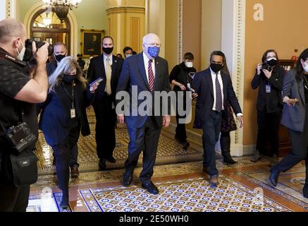 Washington, États-Unis. 25 janvier 2021. Le sénateur Patrick Leahy (D-VT) arrive au Capitole des États-Unis le lundi 25 janvier 2021 à Washington, DC plus tard aujourd'hui, les responsables de la procédure d'impeachment de la Chambre livrera un article unique de procédure d'impeachment accusant l'ancien président américain Donald Trump d'avoir incité à l'émeute du Capitole du 6 janvier 2021 qui a fait cinq morts. Photo de Leigh Vogel/UPI crédit: UPI/Alay Live News Banque D'Images