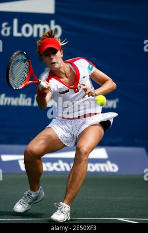 Le retour d'Alize Cornet en France a lieu lors du quart de finale contre la Virginie Razzano en France aux championnats de tennis Bausch & Lomb à Amelia Island, FL, USA, le 11 avril. 2008. Cornet défait Razzano 6-4, 6-2. Photo de Gray Quetti/Cal Sport Media/Cameleon/ABACAPRESS.COM (en photo : Alize Cornet) Banque D'Images