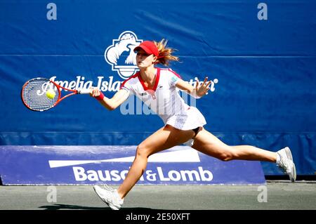 Le retour d'Alize Cornet en France a lieu lors du quart de finale contre la Virginie Razzano en France aux championnats de tennis Bausch & Lomb à Amelia Island, FL, USA, le 11 avril. 2008. Cornet défait Razzano 6-4, 6-2. Photo de Gray Quetti/Cal Sport Media/Cameleon/ABACAPRESS.COM (en photo : Alize Cornet) Banque D'Images