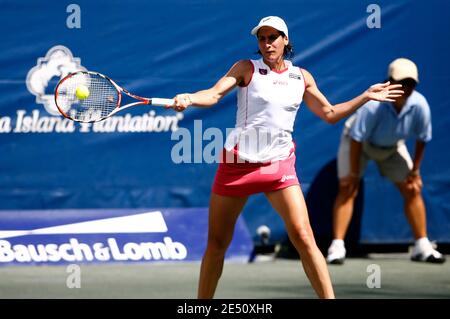 La Virginie Razzano en France revient au quart de finale contre Alize Cornet en France aux championnats de tennis Bausch & Lomb à Amelia Island, FL, USA le 11 avril. 2008. Cornet défait Razzano 6-4, 6-2. Photo par Gray Quetti/Cal Sport Media/Cameleon/ABACAPRESS.COM Banque D'Images