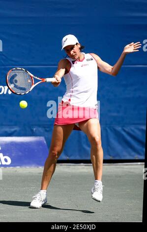 La Virginie Razzano en France revient au quart de finale contre Alize Cornet en France aux championnats de tennis Bausch & Lomb à Amelia Island, FL, USA le 11 avril. 2008. Cornet défait Razzano 6-4, 6-2. Photo de Gray Quetti/Cal Sport Media/Cameleon/ABACAPRESS.COM (en photo : Virginie Razzano) Banque D'Images