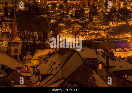 Photo nocturne de Fribourg (Suisse) sous la neige Banque D'Images