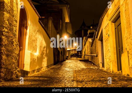 Photo nocturne de Fribourg (Suisse) sous la neige Banque D'Images
