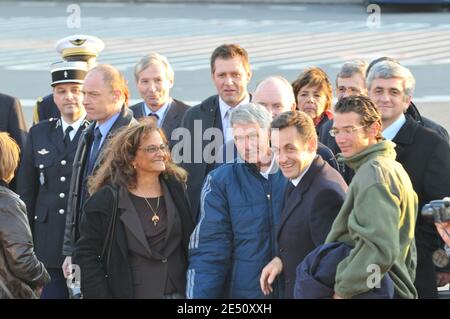 Les passagers français et les membres d'équipage du yacht de luxe français Ponant sont accueillis par le président français Nicolas Sarkozy, le ministre de la Défense Herve Morin et leurs proches à l'aéroport d'Orly près de Paris, en France, le 14 avril 2008. Photo d'Abd Rabbo-Taamallah/ABACAPRESS.COM Banque D'Images