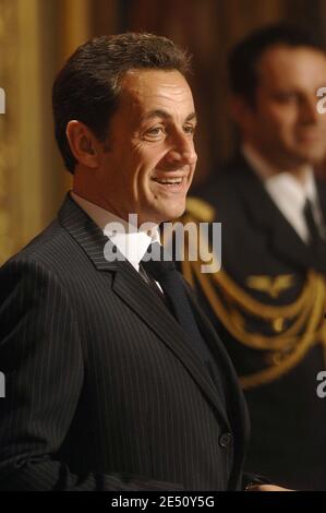 Le président français Nicolas Sarkozy pose lors d'une cérémonie de remise des médailles à l'Elysée Palace, à Paris, en France, le 14 avril 2008. Photo de Giancarlo Gorassini/ABACAPRESS.COM Banque D'Images