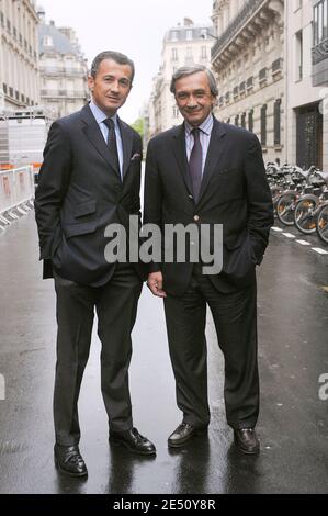 François Sarkozy, frère du président français, et François de la Brosse posent à Paris, en France, le 13 avril 2008. François de la Brosse est responsable du site Internet de la présidence de la République française. Photo de Gian Gorassini/ABACAPRESS.COM Banque D'Images