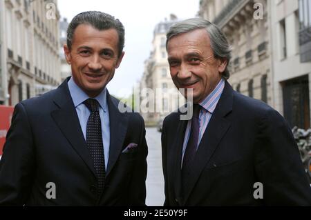 François Sarkozy, frère du président français, et François de la Brosse posent à Paris, en France, le 13 avril 2008. François de la Brosse est responsable du site Internet de la présidence de la République française. Photo de Gian Gorassini/ABACAPRESS.COM Banque D'Images