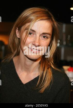 L'actrice Anne Consigny pose pour notre photographe lors de la première de 'le Grand Alibi' au théâtre Balzac à Paris, France, le 15 avril 2008. Photo de Denis Guignebourg/ABACAPRESS.COM Banque D'Images