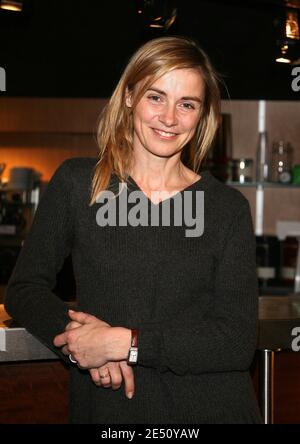 L'actrice Anne Consigny pose pour notre photographe lors de la première de 'le Grand Alibi' au théâtre Balzac à Paris, France, le 15 avril 2008. Photo de Denis Guignebourg/ABACAPRESS.COM Banque D'Images