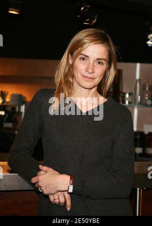 L'actrice Anne Consigny pose pour notre photographe lors de la première de 'le Grand Alibi' au théâtre Balzac à Paris, France, le 15 avril 2008. Photo de Denis Guignebourg/ABACAPRESS.COM Banque D'Images