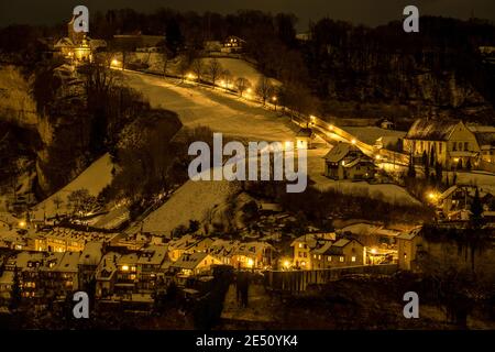 Photo nocturne de Fribourg (Suisse) sous la neige Banque D'Images