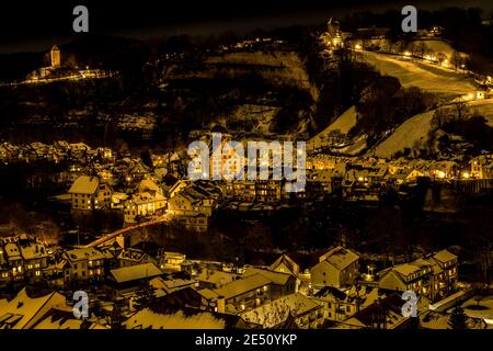 Photo nocturne de Fribourg (Suisse) sous la neige Banque D'Images
