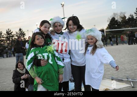 Les fans de Carquefou lors de la quatrième finale du match de football de la coupe française, PSG vs Carquefou, au stade 'Poulin Boisseau', à Carquefou, près de Nantes, France, le 16 avril 2008. Photo de Cyrille Bernard/Cameleon/ABACAPRESS.COM Banque D'Images