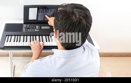 Piano et pianiste, apprentissage du piano avec application avec tablette Banque D'Images