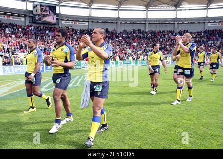 Les joueurs de Clermont célèbrent leur victoire lors du match de rugby Top 14 de Toulouse contre Clermont-Ferrand au stade de Toulouse, France, le 19 avril 2008. Clermont s'est mis en pole position pour terminer le championnat de France samedi lorsqu'ils ont battu la deuxième place Toulouse 23-11 pour enregistrer leur cinquième victoire successive et leur envoyer cinq points à l'écart de leurs rivaux. Photo par Alex/Cameleon/ABACAPRESS.COM Banque D'Images