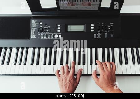 Piano et pianiste, apprentissage du piano avec application avec tablette Banque D'Images