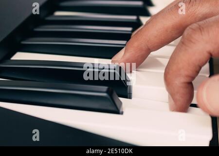 Piano et pianiste, apprentissage du piano avec application avec tablette Banque D'Images