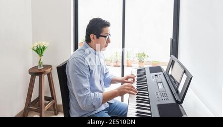 Piano et pianiste, apprentissage du piano avec application avec tablette Banque D'Images