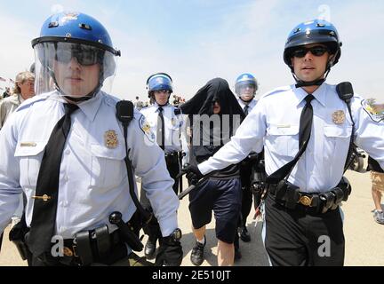 La police arrête des membres d'un groupe anti-nazi au cours d'une marche de suprématie blanche et se rallie contre l'immigration illégale dans le National Mall et le Capitole des États-Unis à Washington, DC, USA, le 19 avril 2008. Photo par Olivier Douliery/ABACAPRESS.COM Banque D'Images