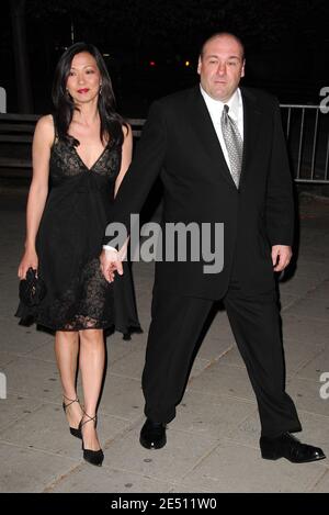 James Gandolfini et la fiancée Deborah Lin arrivent pour le 7e Festival annuel du film de Tribeca Vanity Fair Party qui s'est tenu au palais de justice suprême de l'État à New York City, États-Unis, le 22 avril 2008. Photo de Gregorio Binuya/ABACAPRESS.COM Banque D'Images