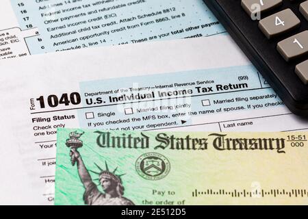 1040 formulaire de déclaration de revenus des particuliers et chèque de remboursement de l'impôt. Concept de déclaration des impôts, du revenu imposable et des renseignements fiscaux. Banque D'Images