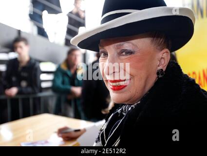 Mme France Présidente du Comité Geneviève de Fontenay participe au Grand Prix Bouscat Horsetracks à le Bouscat, dans le sud-ouest de la France, le 23 avril 2008. De Fontenay a accompagné la 2e finaliste du concours Miss France 2008 élu, Laura Tanguy, qui est la patronne de l'événement et sera la représentante française au concours Miss Univers 2008, comme Miss France 2008 Valerie Begue a démissionné après la publication de photos équivoques. Photo de Patrick Bernard/ABACAPRESS.COM Banque D'Images