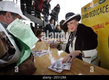 La 2e finaliste élue de Miss France 2008, Laura Tanguy, aux côtés de la présidente du Comité de Miss France, Geneviève de Fontenay, signe les autographes en tant que patronne du Grand Prix Bouscat Horsetracks, au Bouscat, dans le sud-ouest de la France, le 23 avril 2008. Laura Tanguy sera la représentante française au concours de Miss Univers 2008, comme Miss France 2008 Valerie Begue démissionna après la publication de photos équivoques. Photo de Patrick Bernard/ABACAPRESS.COM Banque D'Images