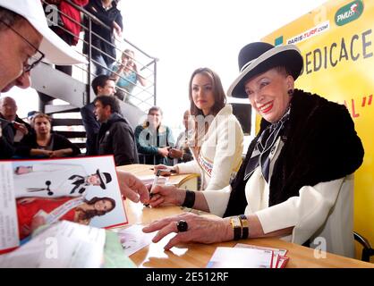 La 2e finaliste élue de Miss France 2008, Laura Tanguy, aux côtés de la présidente du Comité de Miss France, Geneviève de Fontenay, signe les autographes en tant que patronne du Grand Prix Bouscat Horsetracks, au Bouscat, dans le sud-ouest de la France, le 23 avril 2008. Laura Tanguy sera la représentante française au concours de Miss Univers 2008, comme Miss France 2008 Valerie Begue démissionna après la publication de photos équivoques. Photo de Patrick Bernard/ABACAPRESS.COM Banque D'Images