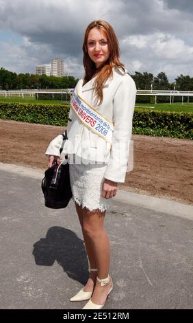 Deuxième gagnant du concours élu de Miss France 2008, Laura Tanguy pose comme patronne du Grand Prix Bouscat Horsetrracks au Bouscat, dans le sud-ouest de la France, le 23 avril 2008. Laura Tanguy sera la représentante française au concours de Miss Univers 2008, comme Miss France 2008 Valerie Begue démissionna après la publication de photos équivoques. Photo de Patrick Bernard/ABACAPRESS.COM Banque D'Images