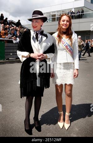 Deuxième finaliste du concours élu de Miss France 2008, Laura Tanguy pose aux côtés de la présidente du Comité de Miss France Geneviève de Fontenay, en tant que patronne du Grand Prix Bouscat Horsetracks, au Bouscat, dans le sud-ouest de la France, le 23 avril 2008. Laura Tanguy sera la représentante française au concours de Miss Univers 2008, comme Miss France 2008 Valerie Begue démissionna après la publication de photos équivoques. Photo de Patrick Bernard/ABACAPRESS.COM Banque D'Images