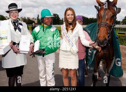 Deuxième gagnant du concours élu de Miss France 2008, Laura Tanguy pose aux côtés de la présidente de la commission de Miss France Geneviève de Fontenay et un jockey, en tant que patronne du Grand Prix Bouscat Horseracks au Bouscat, dans le sud-ouest de la France, le 23 avril 2008. Laura Tanguy sera la représentante française au concours de Miss Univers 2008, comme Miss France 2008 Valerie Begue démissionna après la publication de photos équivoques. Photo de Patrick Bernard/ABACAPRESS.COM Banque D'Images