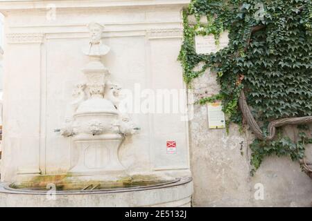 France Provence Saint-Rémy-de-Provence cette fontaine a été créée en l'honneur de Nostradamus, né à Saint-Rémy-de-Provence au coin de la rue Nostra Banque D'Images