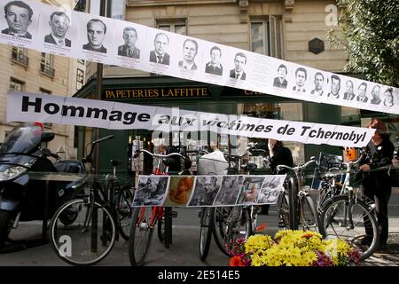 La manifestation anti-nucléaire lors de la Journée internationale d'action de Tchernobyl à Paris, France, le 26 avril 2008. Le réacteur n° 4 de Tchernobyl a explosé le 26 avril 1986. A l'occasion du 22ème anniversaire de la catastrophe de Tchernobyl, l'Association "sorcier du nucléaire", qui réunit la première Journée internationale de mobilisation contre l'énergie nucléaire, intitulée "Journée de Tchernobyl" en hommage aux victimes. Photo de Stéphane Gilles/ABACAPRESS.COM Banque D'Images