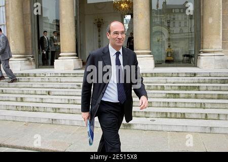 Le ministre français du budget, des comptes publics et de la fonction publique, Eric Woerth, quitte le conseil hebdomadaire des ministres à l'Elysée Palace à Paris, en France, le 28 avril 2008. Photo de Mehdi Taamallah/ABACAPRESS.COM Banque D'Images