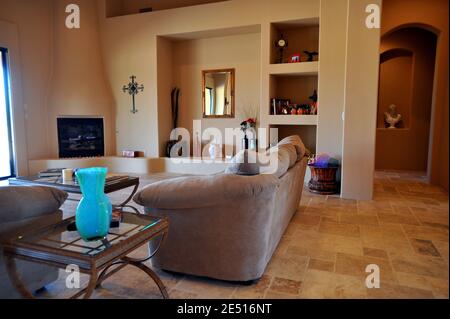 EXCLUSIF. La chanteuse française Jeanne Mas pose à la maison à Scottdale près de Phoenix, Arizona, Etats-Unis, le 20 avril 2008. Elle prépare son retour en France avec une tournée le 2008 mai. Photo de Lionel Hahn/ABACAPRESS.COM Banque D'Images