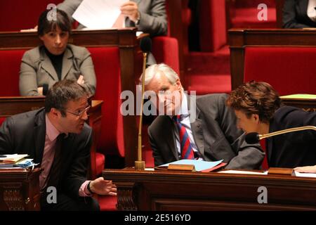 Haut-commissaire français pour la solidarité active contre la pauvreté Martin Hirsch et ministre junior des Affaires des Urbans Fadela Amara, ministre de l'Agriculture Michel Barnier et ministre de la Santé, de la Jeunesse, des Sports et des associations Roselyne Bachelot lors d'une session de travail à l'Assemblée nationale à Paris, France, le 29 avril 2008. Photo de Mehdi Taamallah/ABACAPRESS.COM Banque D'Images