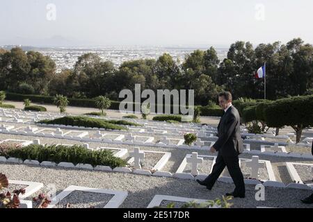 Le président français Nicolas Sarkozy lors d’une visite au cimetière militaire français de Gammarth à Tunis, en Tunisie, le 29 avril 2008, dans le cadre de sa visite d’État de trois jours en Tunisie. Photo de Ludovic/Pool/ABACAPRESS.COM Banque D'Images