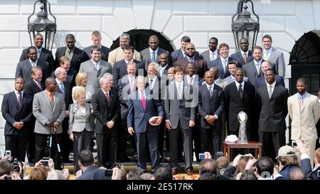 LE président AMÉRICAIN George W. Bush se promène dans le Rose Garden avant une cérémonie en l'honneur des New York Giants, gagnants du Super Bowl 2008, sur la pelouse sud de la Maison Blanche à Washington, DC, Etats-Unis, le 30 avril 2008. Photo par Olivier Douliery /ABACAPRESS.COM Banque D'Images