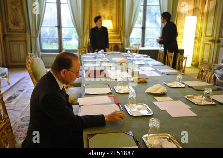 Raymond Soubie, conseiller du Président français, Olivier Biancarelli et Franck Louvrier, conseiller en communication, avant la réunion du matin (8h30) avec le Président français à l'Elysée Palace à Paris, France, le 14 avril 2008. Photo par Elodie Gregoire/ABACAPRESS.COM Banque D'Images