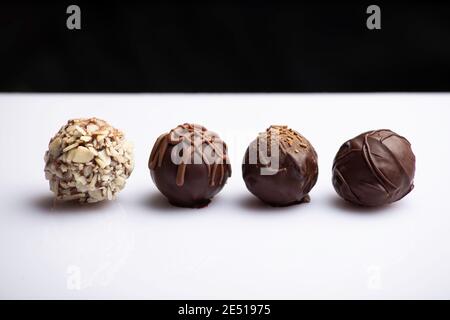 variété de bonbons gastronomiques faits main à la truffe au chocolat Banque D'Images