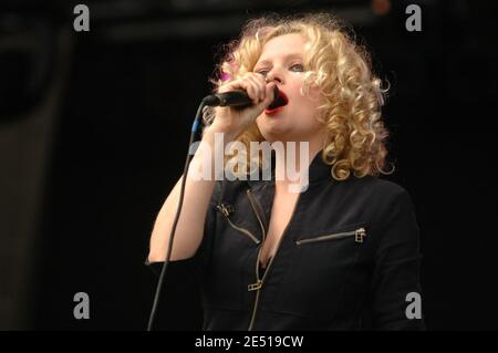 La chanteuse britannique Alison Goldfrapp joue en direct sur scène lors de la 3e édition du festival de musique 'Rock en Seine', à Saint-Cloud près de Paris, en France, le 26 août 2005. Photo de DS/ABACAPRESS.COM Banque D'Images