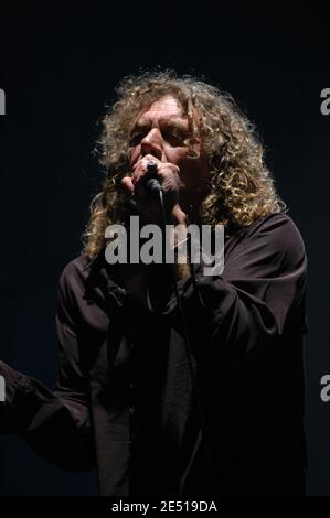 Le chanteur Robert Plant du groupe américain LED Zeppelin joue en direct sur scène lors de la 3e édition du festival de musique 'Rock en Seine', à Saint-Cloud près de Paris, en France, le 26 août 2005. Photo de DS/ABACAPRESS.COM Banque D'Images