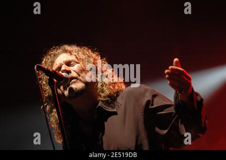 Le chanteur Robert Plant du groupe américain LED Zeppelin joue en direct sur scène lors de la 3e édition du festival de musique 'Rock en Seine', à Saint-Cloud près de Paris, en France, le 26 août 2005. Photo de DS/ABACAPRESS.COM Banque D'Images