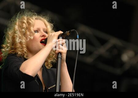 La chanteuse britannique Alison Goldfrapp joue en direct sur scène lors de la 3e édition du festival de musique 'Rock en Seine', à Saint-Cloud près de Paris, en France, le 26 août 2005. Photo de DS/ABACAPRESS.COM Banque D'Images