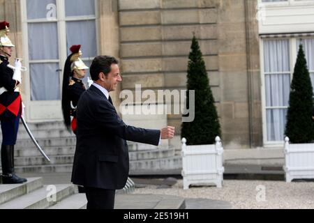 Le président français Nicolas Sarkozy accueille le président somalien Abdullahi Yusuf Ahmed à l'Elysée Palace à Paris le 5 mai 2008. Photo de Mousse/ABACAPRESS.COM Banque D'Images