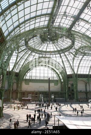 Atmosphère pendant la Monumenta 2008 tenue au Grand Palais de Paris, France, le 6 mai 2008, montrant l'une des cinq sculptures en acier massives du sculpteur américain Richard Serra, chaque pièce pesant 75 tonnes, le jour d'ouverture de son exposition. Photo de Denis Guignebourg/ABACAPRESS.COM Banque D'Images