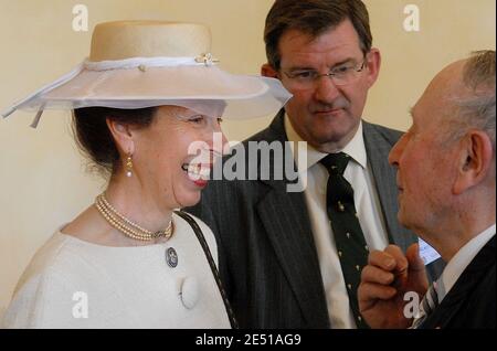 La princesse Anne de Grande-Bretagne participe à une commémoration au mémorial en rendant hommage aux actions et aux sacrifices des 104 agents de la « Section F », dont 13 femmes de l'exécutif de l'opération spéciale (SOE) pendant la Seconde Guerre mondiale, à Valentinay, dans l'ouest de la France, le 6 mai 2008. La SOE des services secrets a été fondée en juillet 1940 par le Premier ministre Winston Churchill, pour aider les populations civiles à résister contre les nazis allemands en Europe, en favorisant le sabotage et la subversion. Photo de Patrick Bernard/ABACAPRESS.COM Banque D'Images