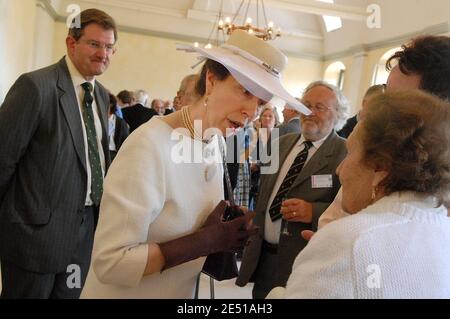 La princesse Anne de Grande-Bretagne participe à une commémoration au mémorial en rendant hommage aux actions et aux sacrifices des 104 agents de la « Section F », dont 13 femmes de l'exécutif de l'opération spéciale (SOE) pendant la Seconde Guerre mondiale, à Valentinay, dans l'ouest de la France, le 6 mai 2008. La SOE des services secrets a été fondée en juillet 1940 par le Premier ministre Winston Churchill, pour aider les populations civiles à résister contre les nazis allemands en Europe, en favorisant le sabotage et la subversion. Photo de Patrick Bernard/ABACAPRESS.COM Banque D'Images