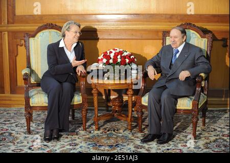Le Président algérien Abdelaziz Bouteflika reçoit la ministre française de l'intérieur Michele Alliot-Marie au Palais El Mouradia à Alger, en Algérie, le 6 mai 2008. Photo par Elodie Gregoire/ABACAPRESS.COM Banque D'Images